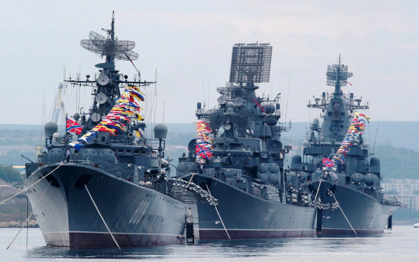 Российские военные корабли в Севастопольской бухте