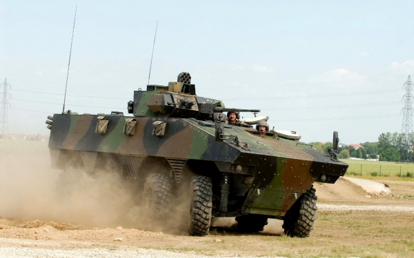 Бронетранспортер на учебном полигоне