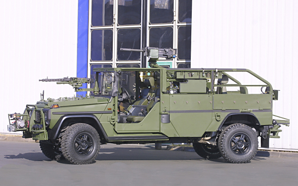 Военный автомобиль с двумя пулеметами