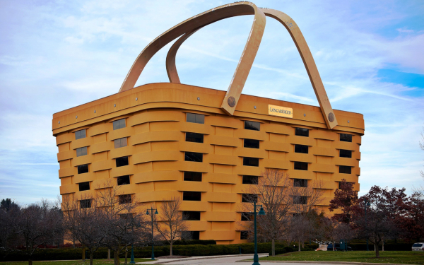 Офисное здание в форме корзины