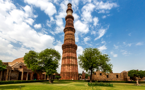 Минарет Кутб-Минар в Дели