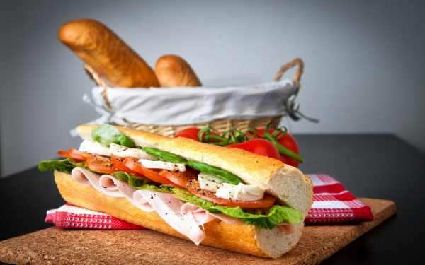 Бутерброд с ветчиной, сыром и овощами