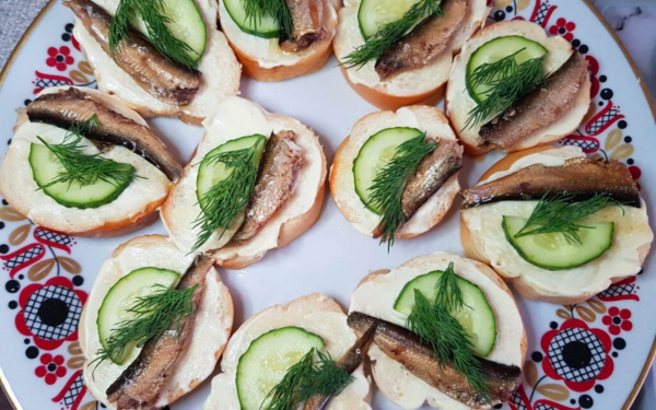 Бутерброды с майонезом и шпротами