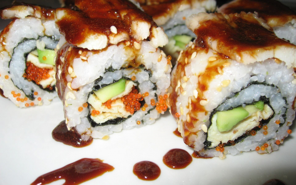 Роллы под соусом