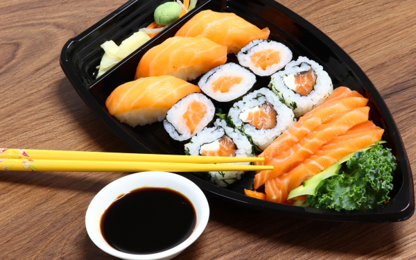 Суши и роллы в тарелке