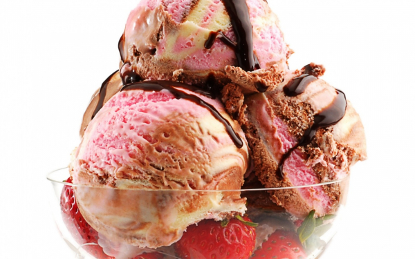Мороженое с клубникой