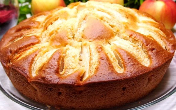 Бисквитный пирог с яблоками
