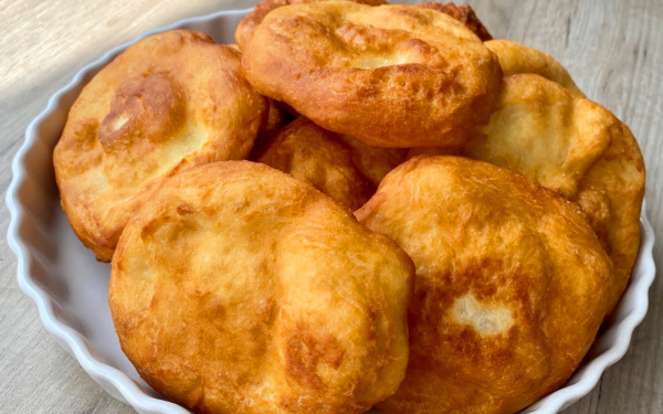Горячие беляши в тарелке