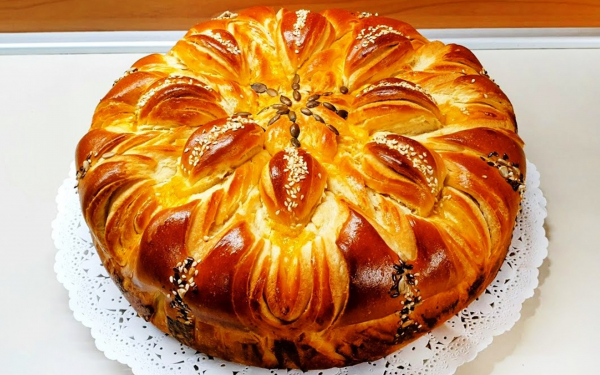 Красивый сдобный пирог
