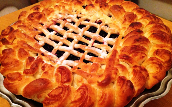 Пирог с вареньем из смородины