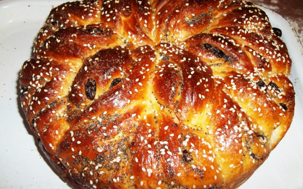 Пирог с изюмом и кунжутом