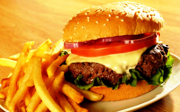 Гамбургер с картошкой фри