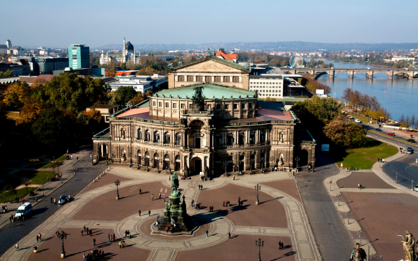 Дрезден - город в Германии, административный центр Саксонии