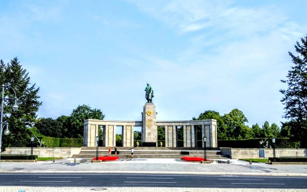 Мемориал павшим советским воинам в Тиргартене