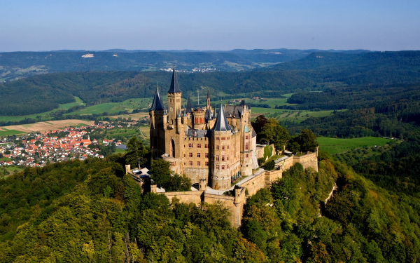 Старинный замок-крепость Гогенцоллерн