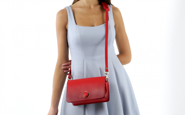 Красная сумка через плечо