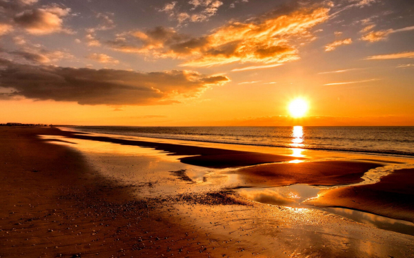 Берег моря на закате