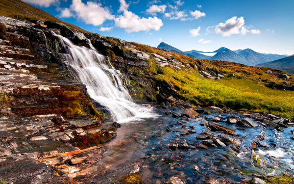 Водопад в национальном парке Сарек