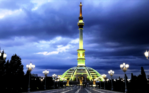 Вечер у монумента независимости в Ашхабаде