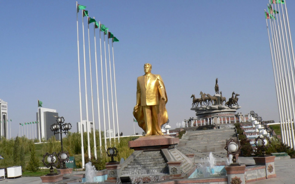 Памятник Туркменбаши