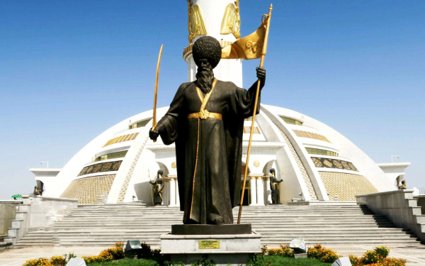 Статуя Кара Юсуп Бека в Ашхабаде