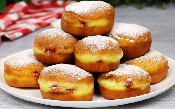 Пончики с клубничным джемом