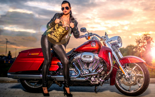 Байкерша и Харлей