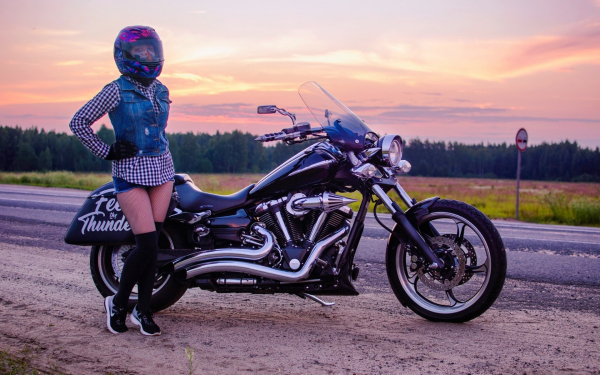 Байкерша и мотоцикл Yamaha XV1900A Midnight Star