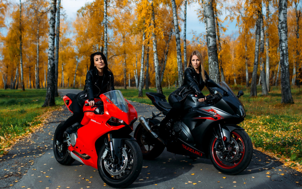 Девушки на мотоциклах в березовой роще