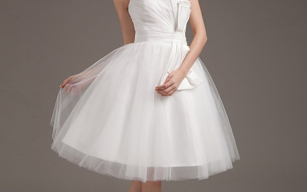 Короткое свадебное платье с пышной юбкой