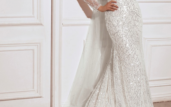 Кружевное свадебное платье силуэта русалка с длинными облегающими рукавами и длинным шлейфом