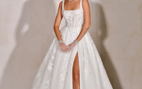 Пышное свадебное платье со шлейфом и высоким разрезом