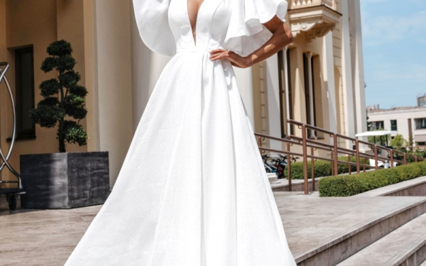 Свадебное платье без рукавов с V-вырезом со шлейфом