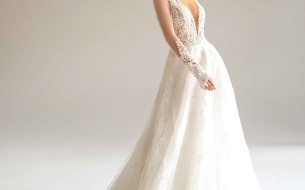 Свадебное платье с длинным рукавом V-образным вырезом и аппликацией