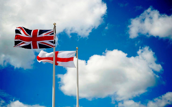 Флаг Великобритании и флаг Англии