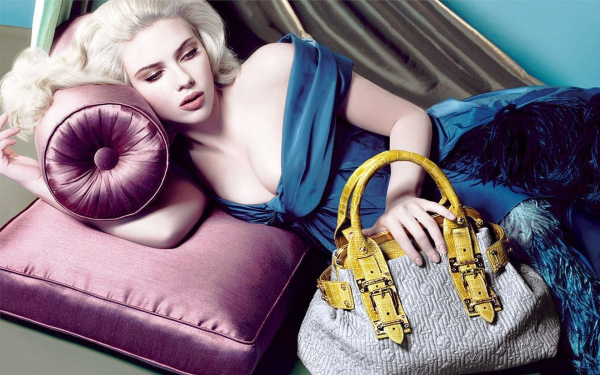 Скарлетт Йохансон с сумочкой от Луи Витона