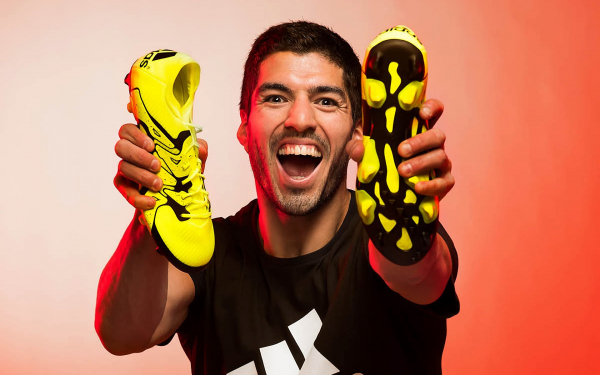 Луис Суарес с бутсами фирмы Адидас