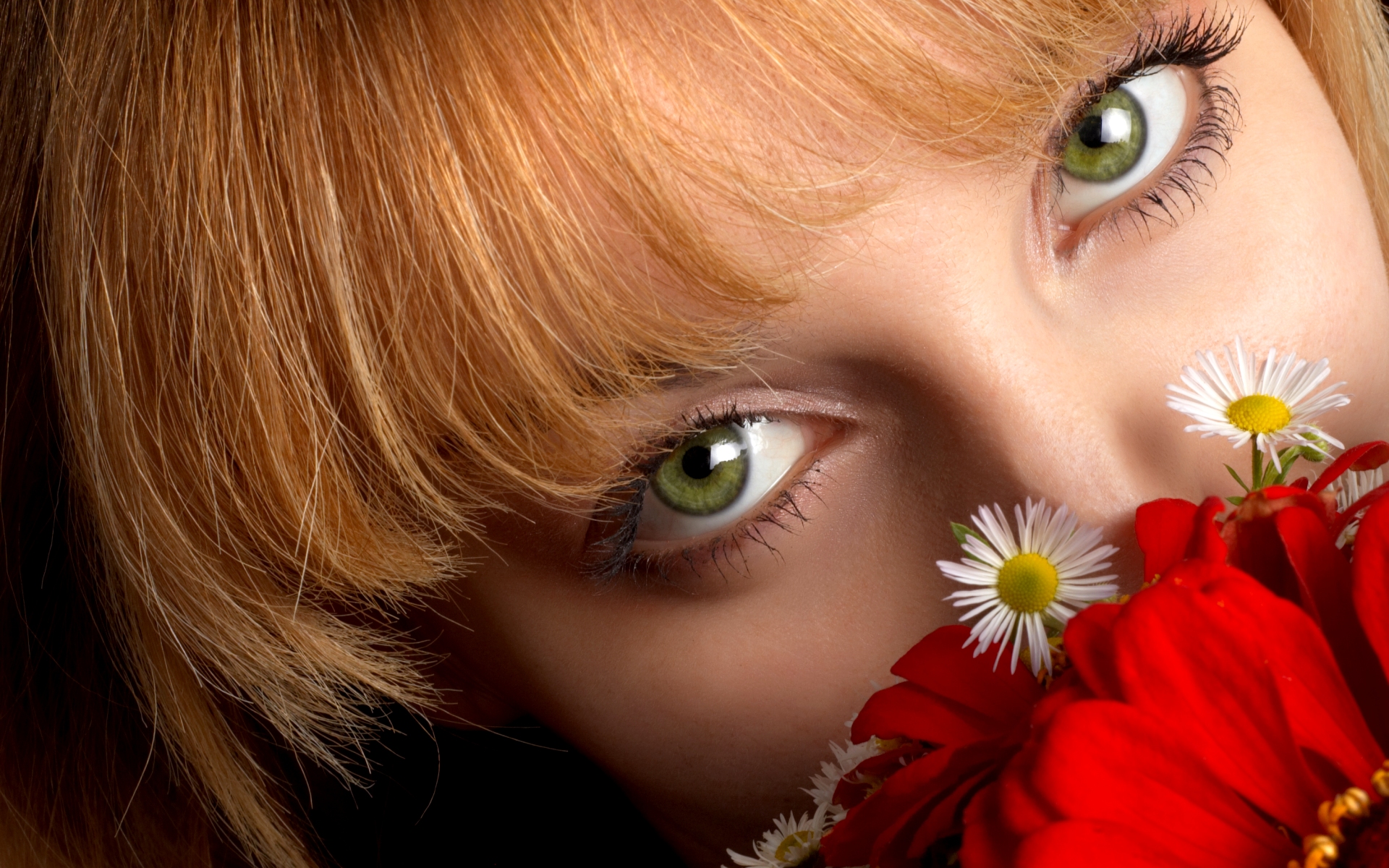 Говорят что добрые глаза. Красивые женские глаза. Женские зеленые глаза. Зеленоглазые девушки. Женские глаза и цветы.