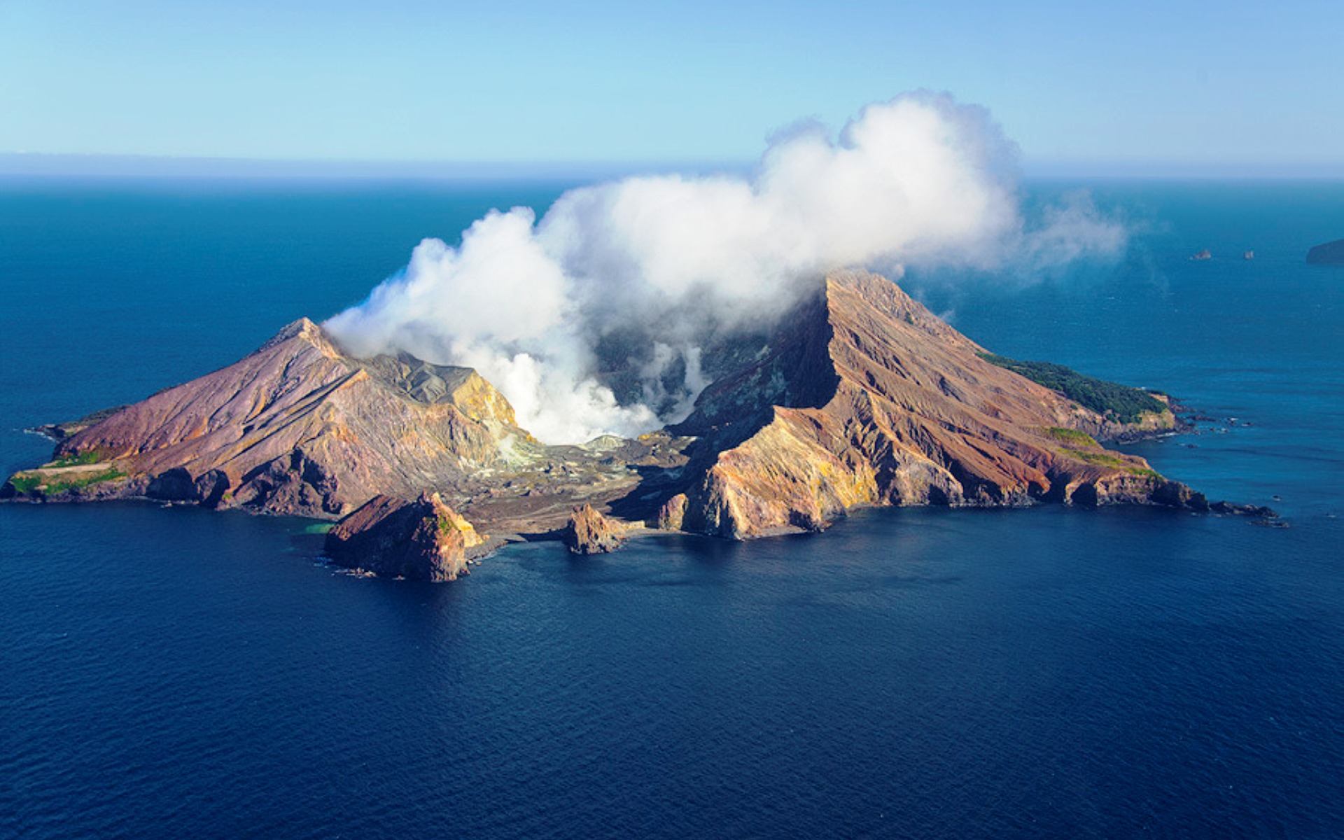 Volcano island. Вулкан Уайт-Айленд. Вулканический остров Уайт-Айленд. Вулкан белый остров новая Зеландия. Остров Суртсей Исландия.