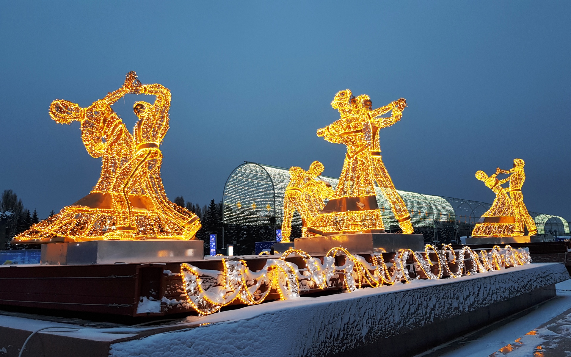 красная площадь новый год. парк победы севастополь елка 2022. поклонная гора триумфальная арка. новогодние украшения парк победы москва. победа нового года.