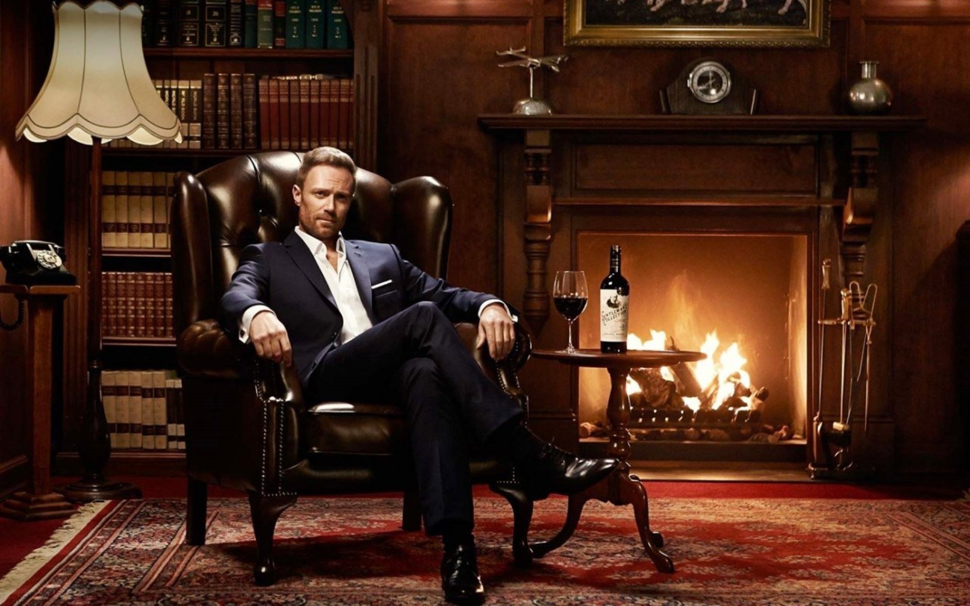 Gentleman house. Мужчина в кресле. Солидный мужчина в кресле. Мужчина в кресле с сигарой. Парень сидит в кресле.