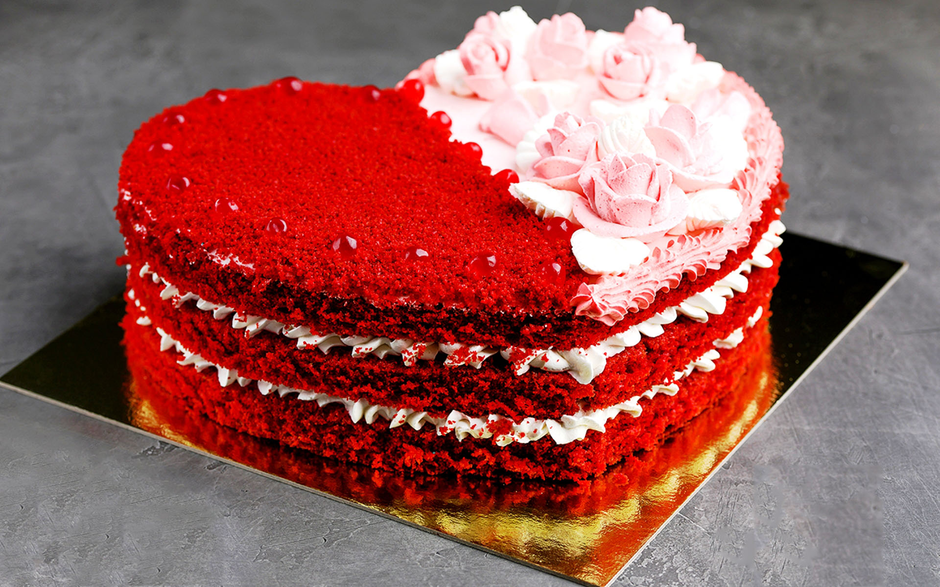 Приготовить торт красный бархат в домашних. Торт красный бархат. Бисквит красный бархат. Торта "красный бархат" (Red Velvet).. Торт красный бархат Спар.