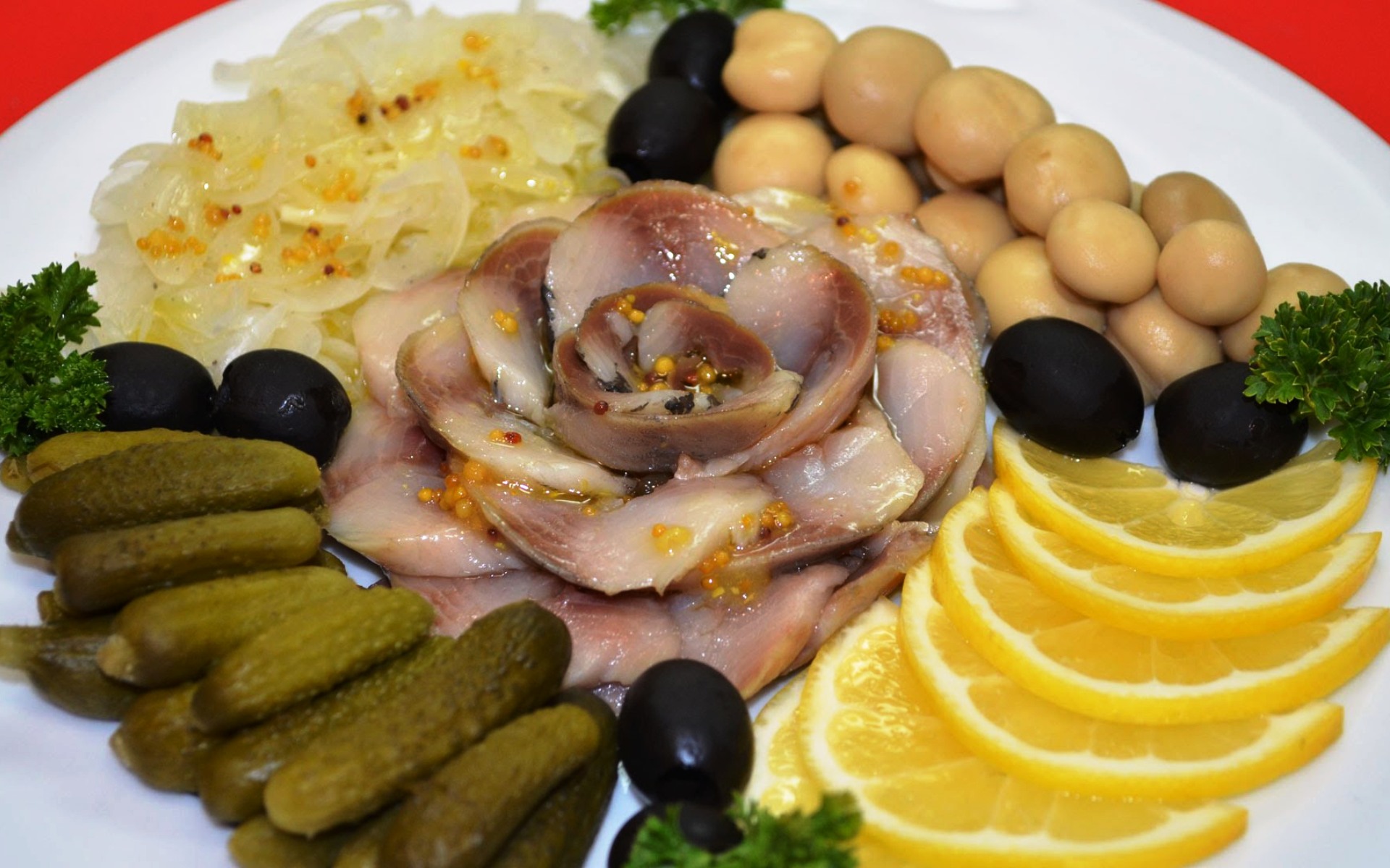 Сервировка селедки. Подать селедку к столу. Красивая подача селедки на стол. Как красиво подать сельдь на праздничный стол. Красивая нарезка селедки.