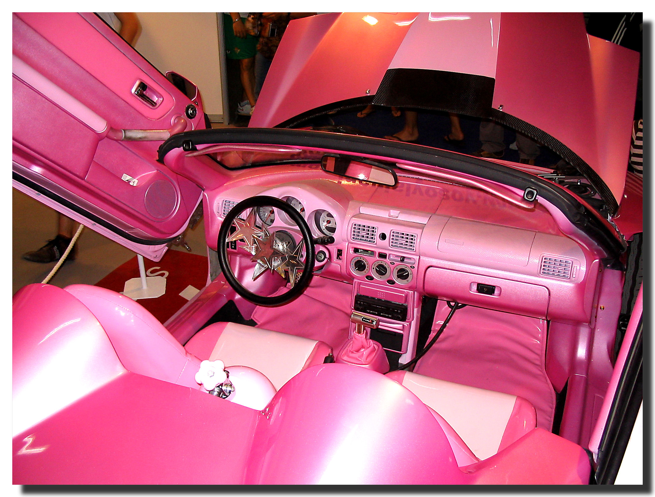 Детские машинки салон. Ламборджини кабриолет салон. Розовая машина. Розовые машины для девушек. Розовый салон машины.