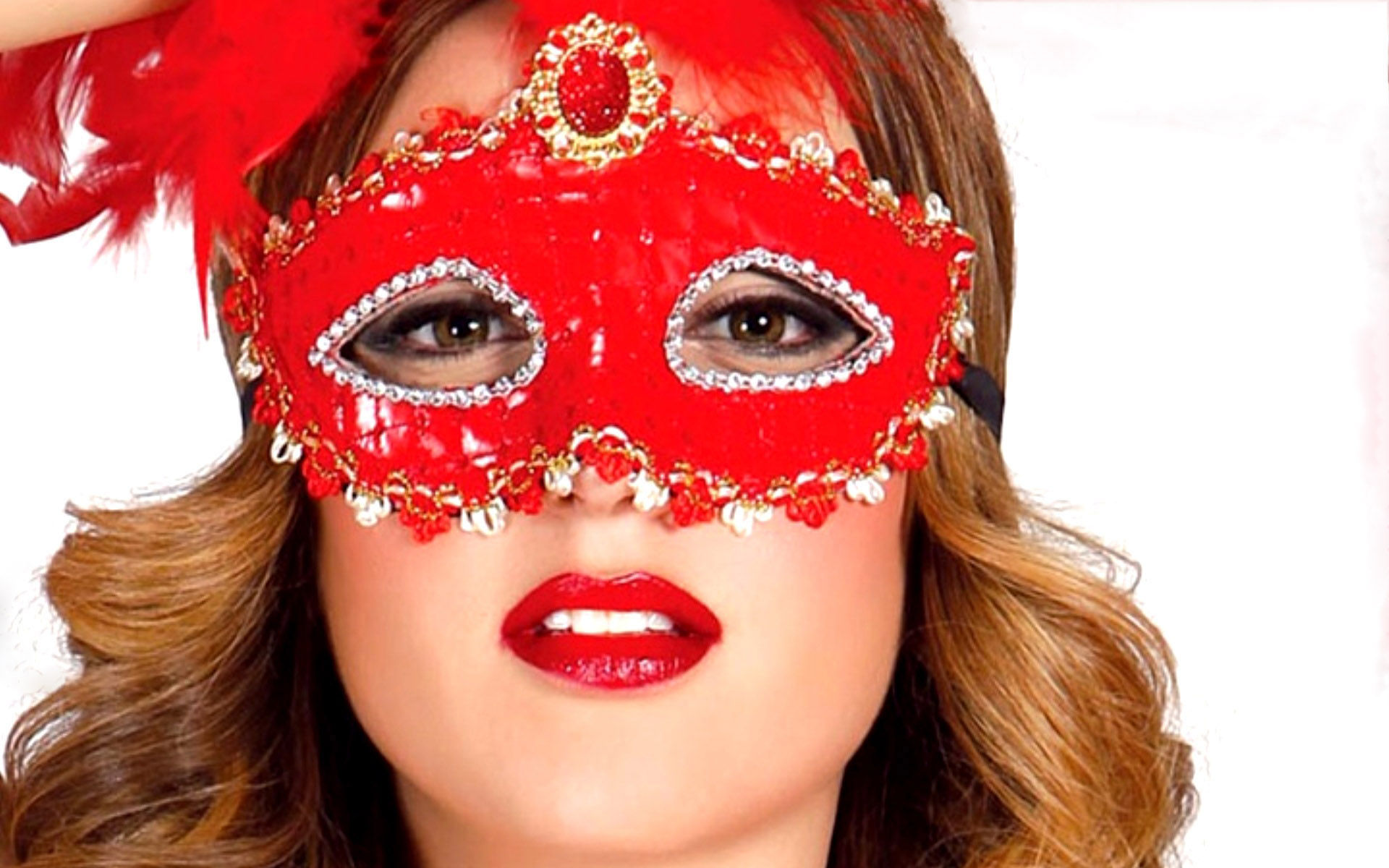 Красная маска. Маска красной шапочки. Певица в красной маске. Красная маска для лица.
