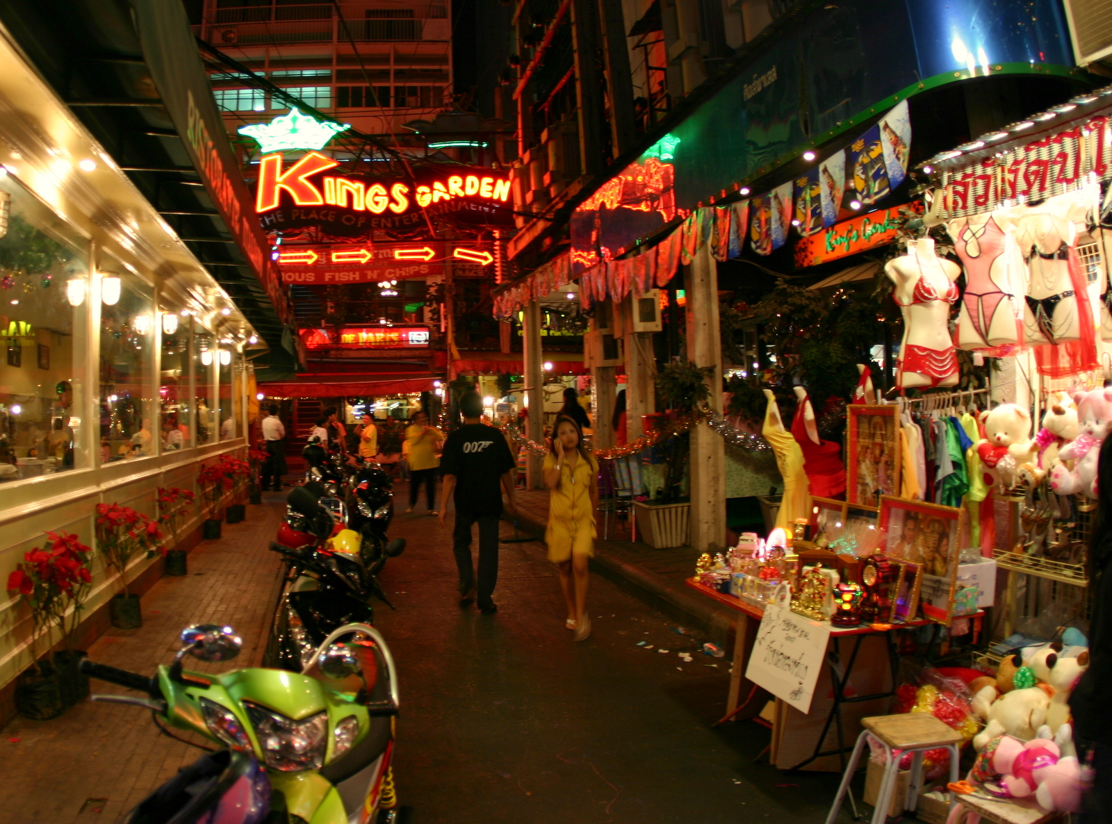 Кварталы бангкока. Патпонг Бангкок. Рынок Пратунам в Бангкоке. Бангкок рынки в центре. Бангкок рынок на центральной улице.