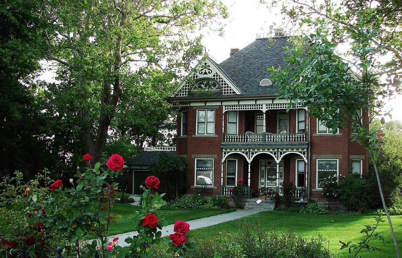 Дома около сад дедушки. Victorian House Style Англия. Поздневикторианские дом в Британии. Особняк в Англии в викторианском стиле. Трехэтажный особняк в викторианском стиле США.