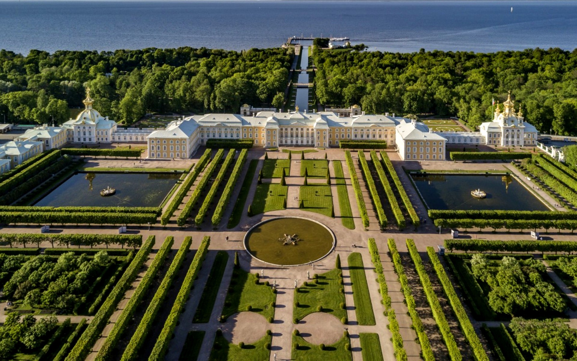 Ансамбль дворцов в петергофе