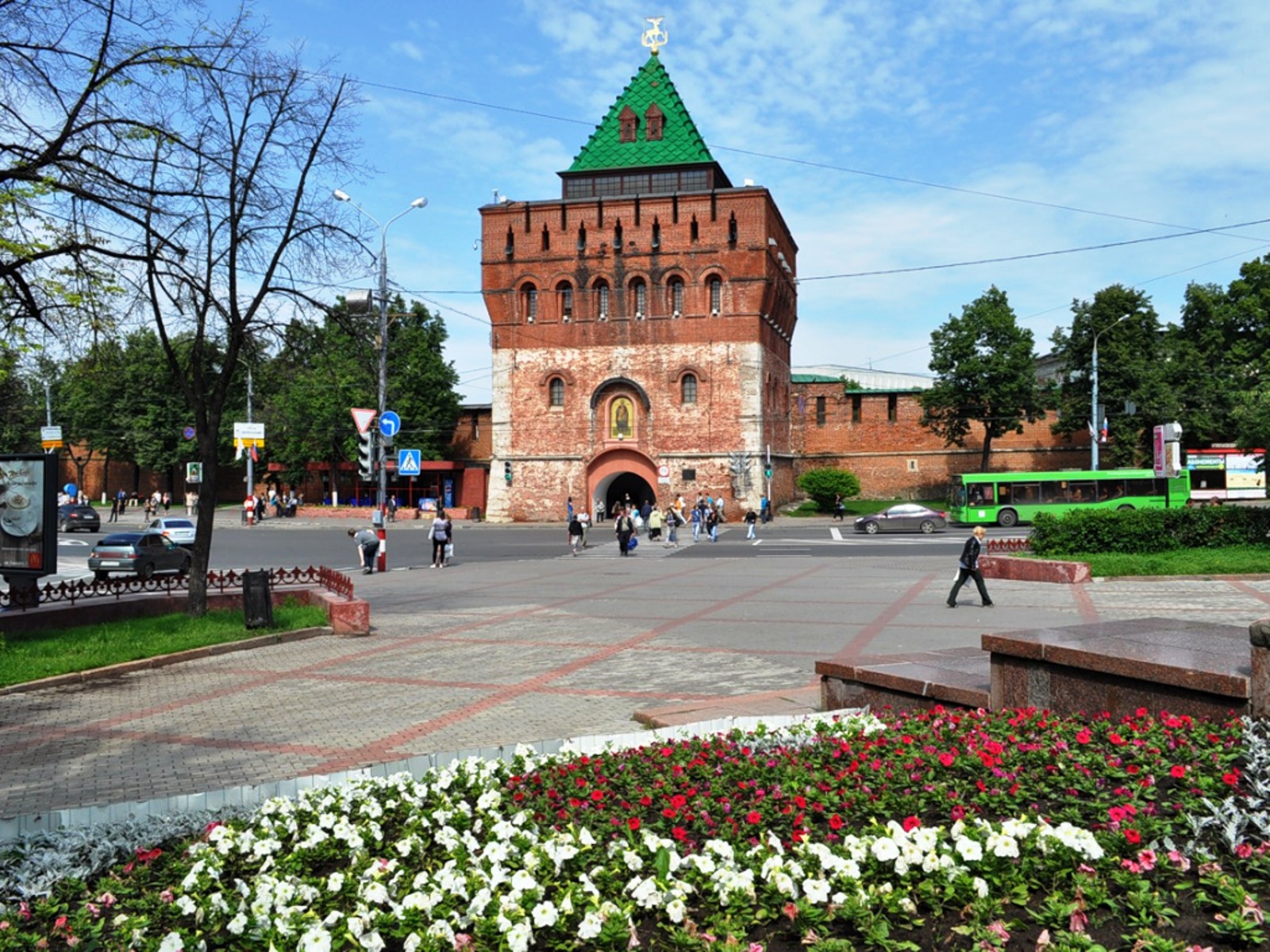 Название столицы нижнего новгорода. Дмитриевская башня Нижегородского Кремля. Площадь Минина Нижний Новгород. Нижний Новгород площадминина и Пожарского. Площадь площадь Минина и Пожарского Нижний Новгород.