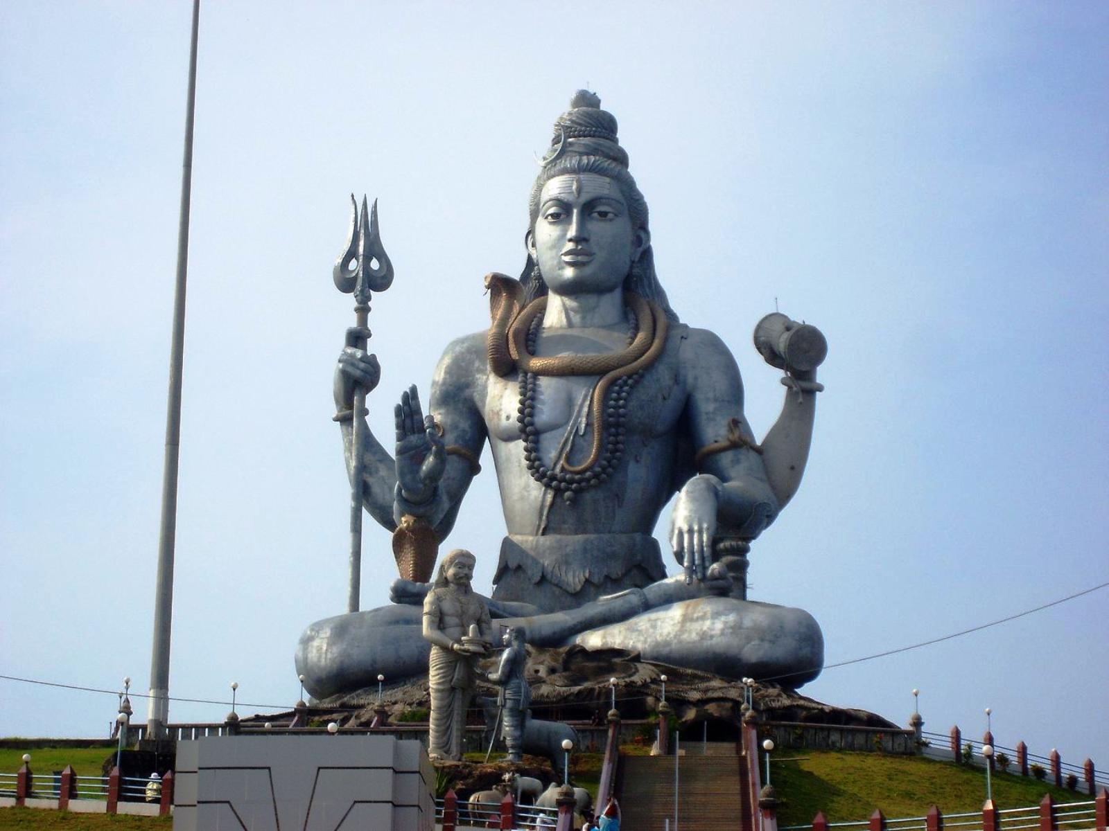 Карнатака индия храм шивы. Шива мурудешвар. Где находится шива. Храм шивы карнатака. Индия мурдешвар статуя шивы.